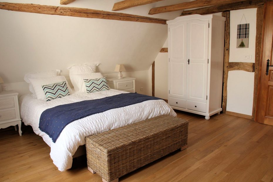 La chambre bleue du gîte d'Anny & Jean yves avec son parquet en chêne massif