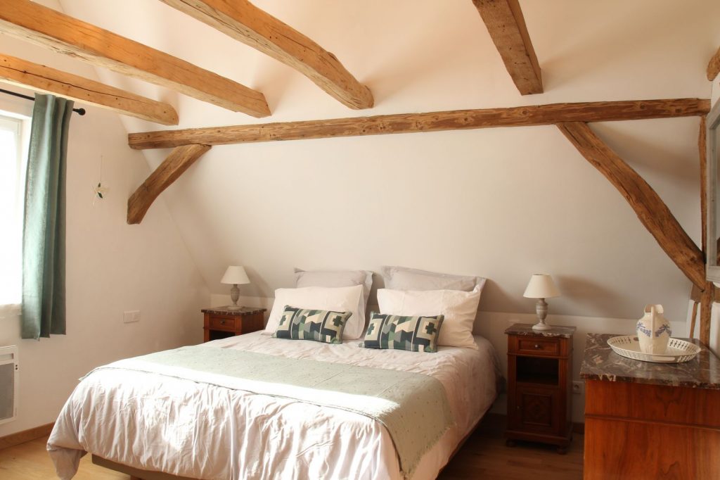 La chambre verte à l'étage avec ses anciennes poutres en bois du gîte d'Anny & Jean Yves