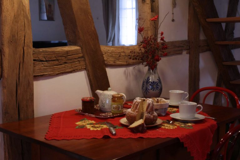 La table de la cuisine et les colombages du gîte d'Anny & Jean Yves
