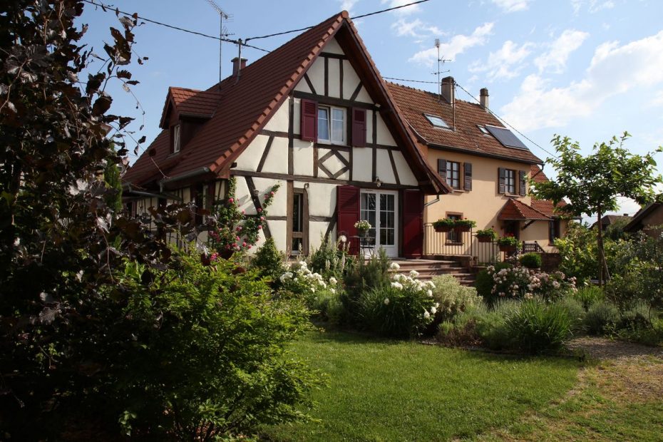 Le gîte vue depuis le jardin en été