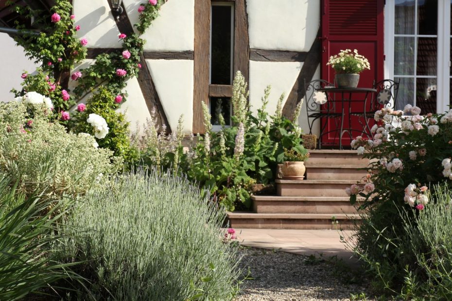 le jardin en été et l'escalier en grès des Vosges