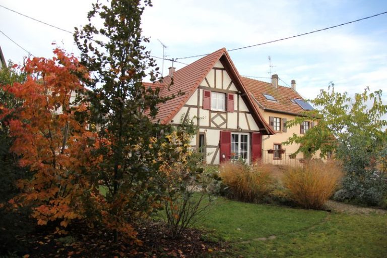 Le gîte vu depuis le jardin en automne