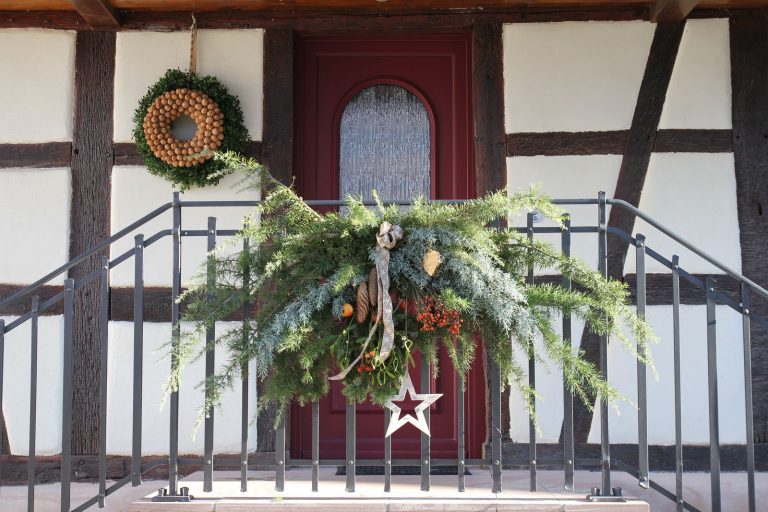 Les décorations de Noël sur la balustrade de l'entrée