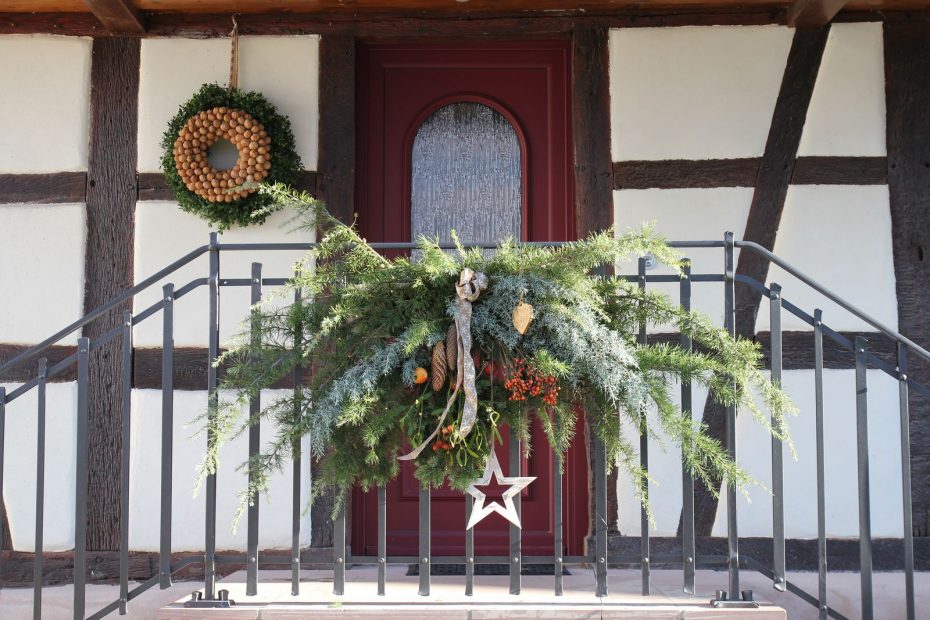 Les décorations de Noël sur la balustrade de l'entrée