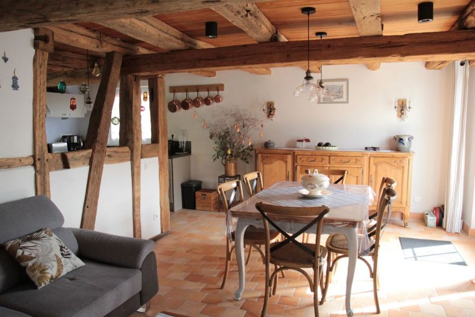 La salle à manger vue depuis le salon du gîte d'Anny & Jean Yves