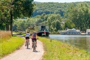 Piste cyclable sur le halage du canal de la Marne au Rhin