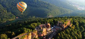 Une montgolfière au-dessus d'une ruine des Vosges du Nord