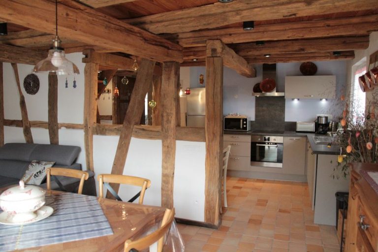 La cuisine vue depuis la salle à manger du gîte d'Anny & Jean Yves