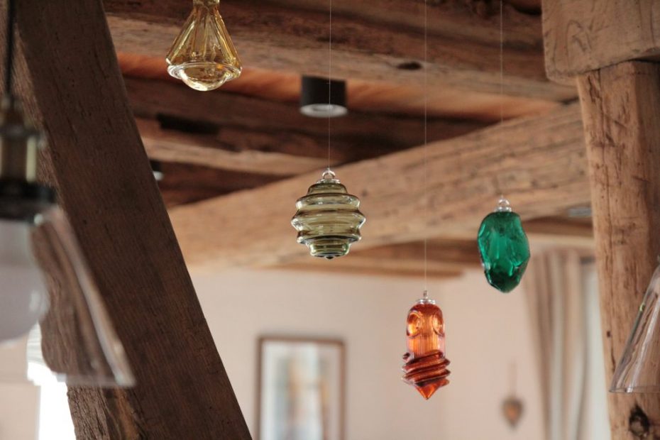 Les célèbres boules de Noël de Meisenthal s'harmonisant avec les poutres en bois et les colombages.