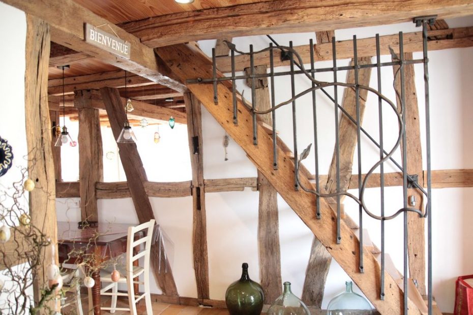 L'escalier ancien en bois avec sa balustrade en fer forgé artisanal du gîte d'Anny & Jean Yves