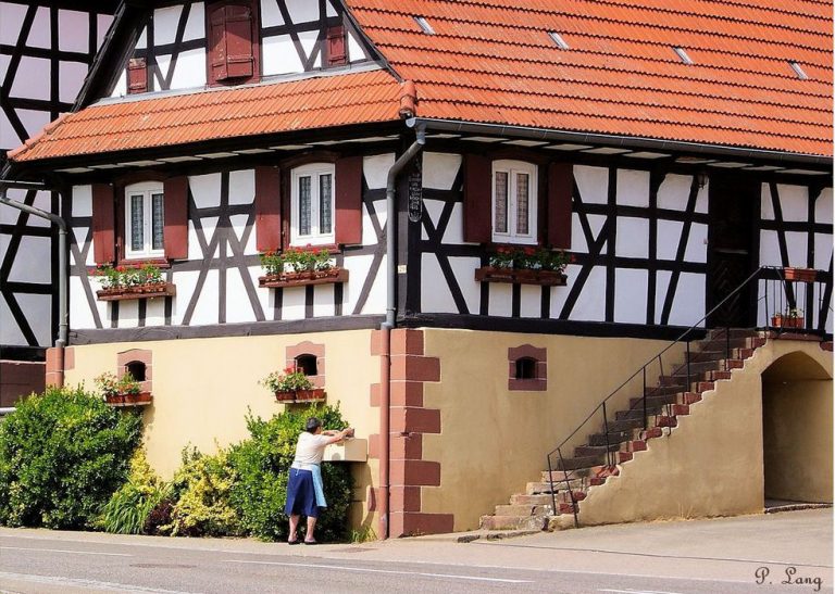 Une maison alsaciennes aux fen^tre fleuries dans les Vosges du Nord