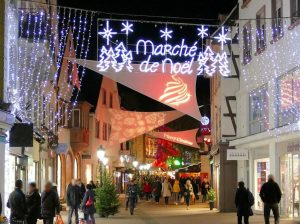 Décorations lumineuse à Haguenau lors du marhé de Noël transformant la ville en un spectacle féerique de lumières et de festivités.