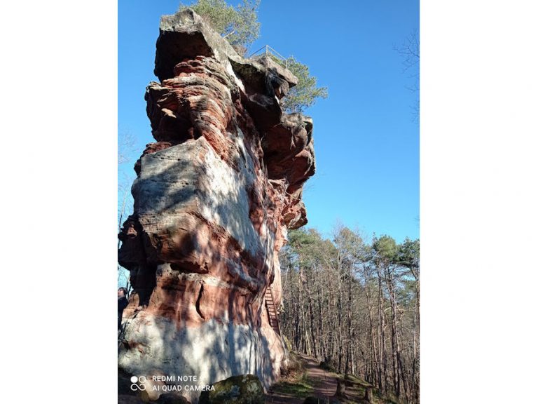 Rocher_gres_ds_Vosges_giteannyetjeanyves_