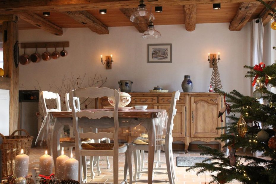 Le séjour et la salle à manger durant les fêtes de fin d'année dans le gîte d'Anny et Jean Yves