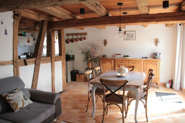 La salle à manger avec les décorations du gîte d'Anny et Jean Yves